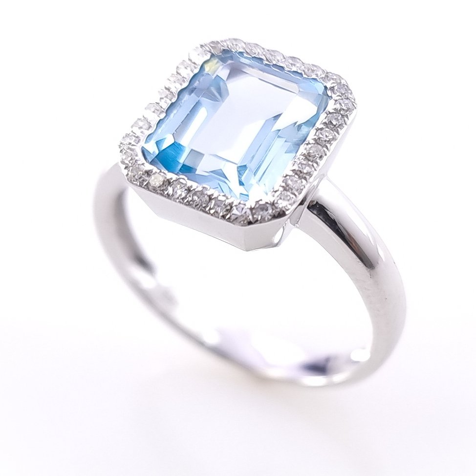 Weißgold Ring Blautopas
