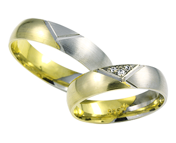 Ehering mit drei feinen weißen Brillanten