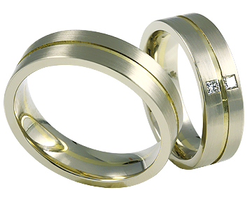 Weiß- und Gelbgoldring Längsmatt mit zwei feinen weißen Princess