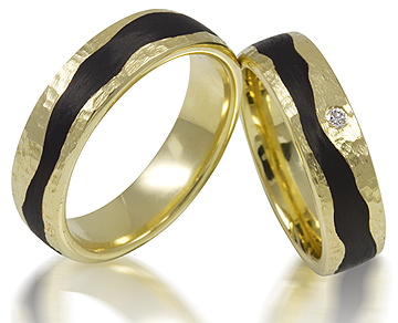 Gelbgold-Carbonehering mit Brillianten