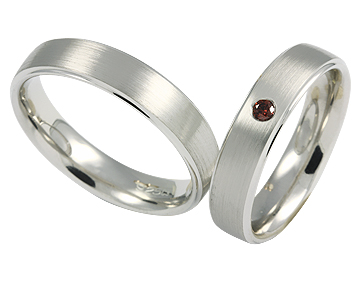 Ring mit einem Red-Cherry-Brillanten