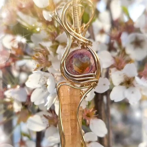 The Inner Flame 🔥

Ein leises Leuchten, das von innen kommt.
Dieser einzigartige Anhänger vereint einen Apricot Farbenen...